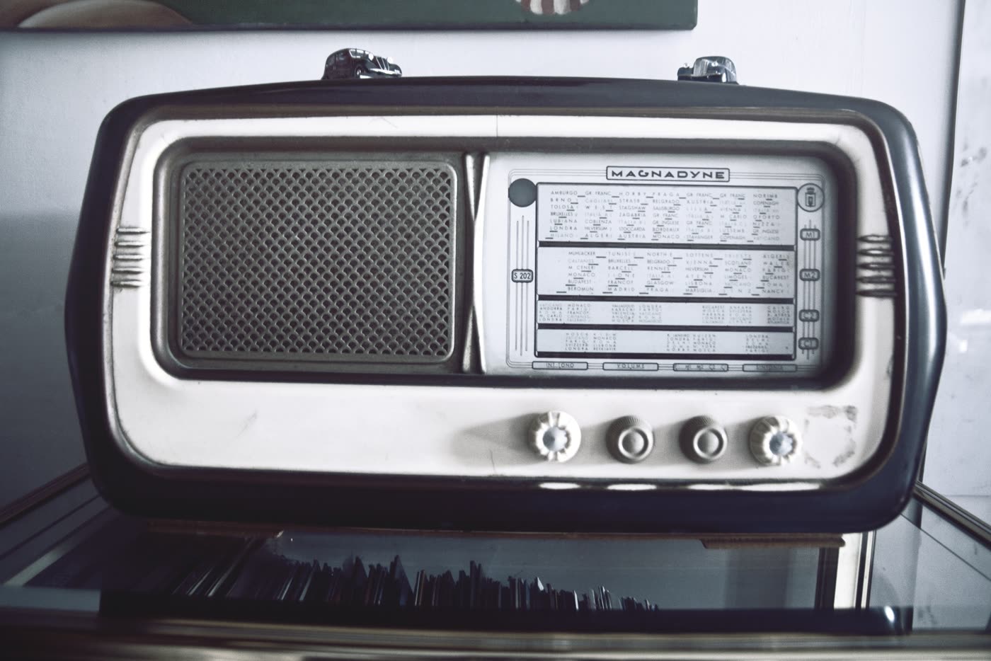 Rádio valvulado antigo, com o dial das estações e quatro botões